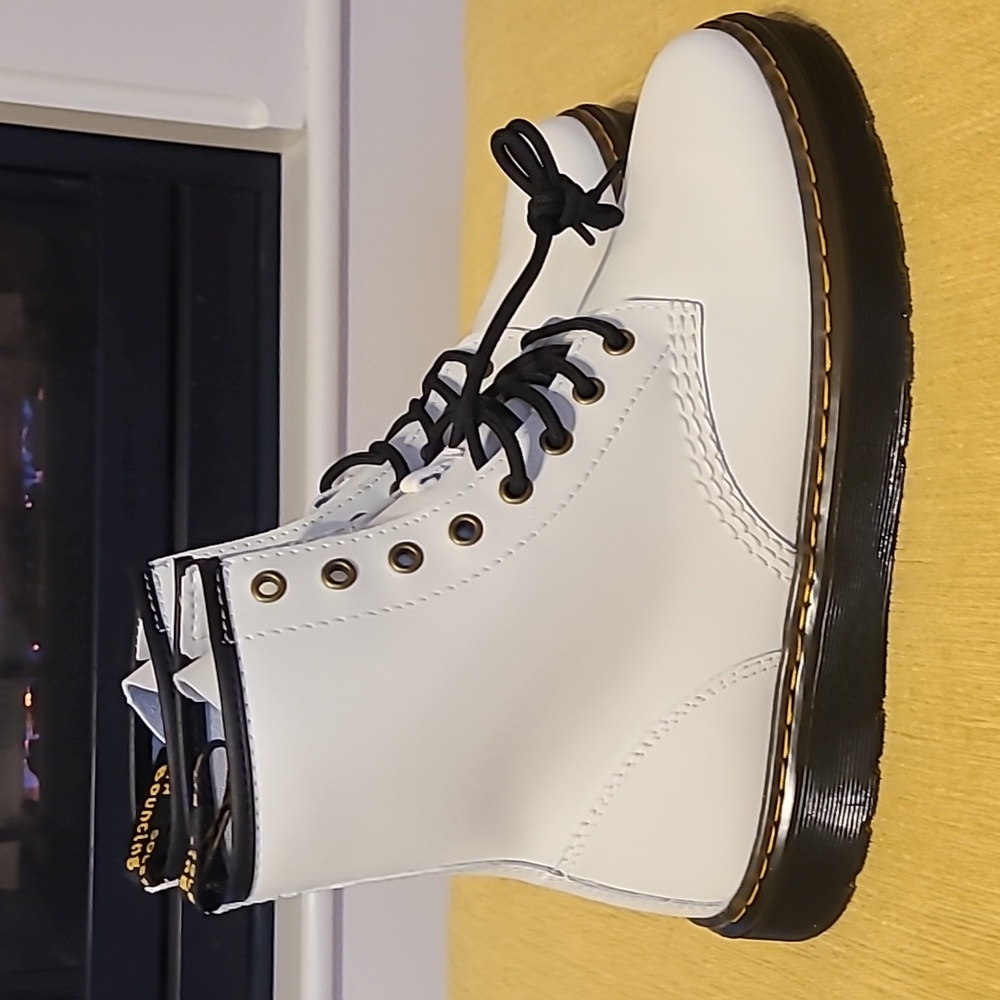 DR. MARTENS ZAVALA WHITE LACE UP CASUAL LACE UP BOOTS NEW